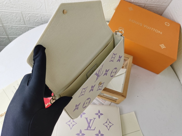 LVコピーウォレット着用イメージ